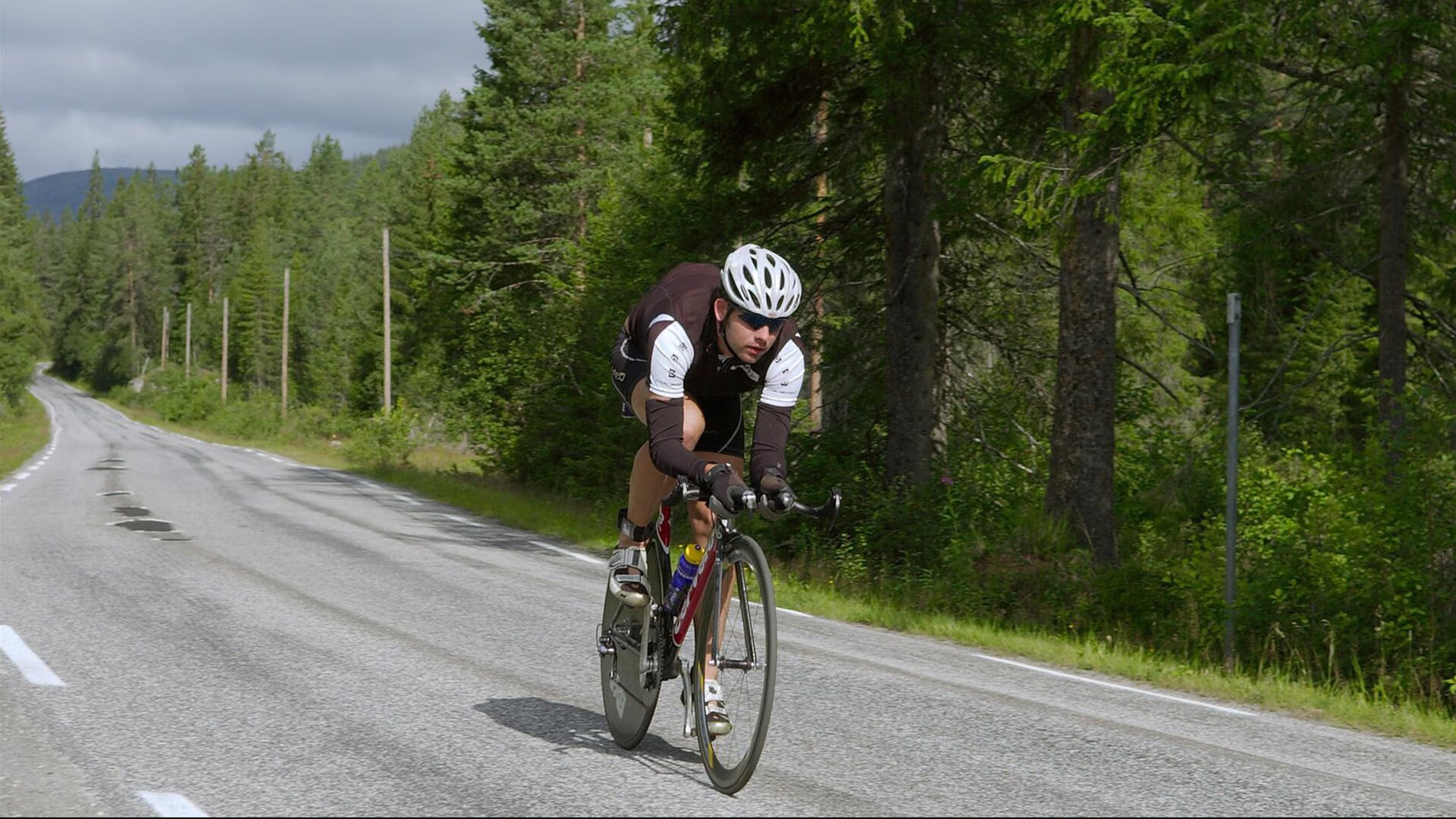 从荷兰防线锁死药厂,到国家德比战术博弈,防守的艺术如何主宰现代足球